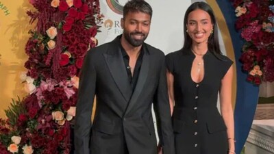 हार्दिक ने पार्थ रेखाड़े के एक ही ओवर में छह गेंदों पर 34 रन ठोक दिए 
