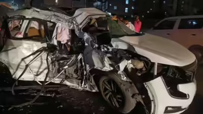 हैदराबाद में इंजीनियरिंग छात्रों की कार खंभे से टकराई, दो की मौत