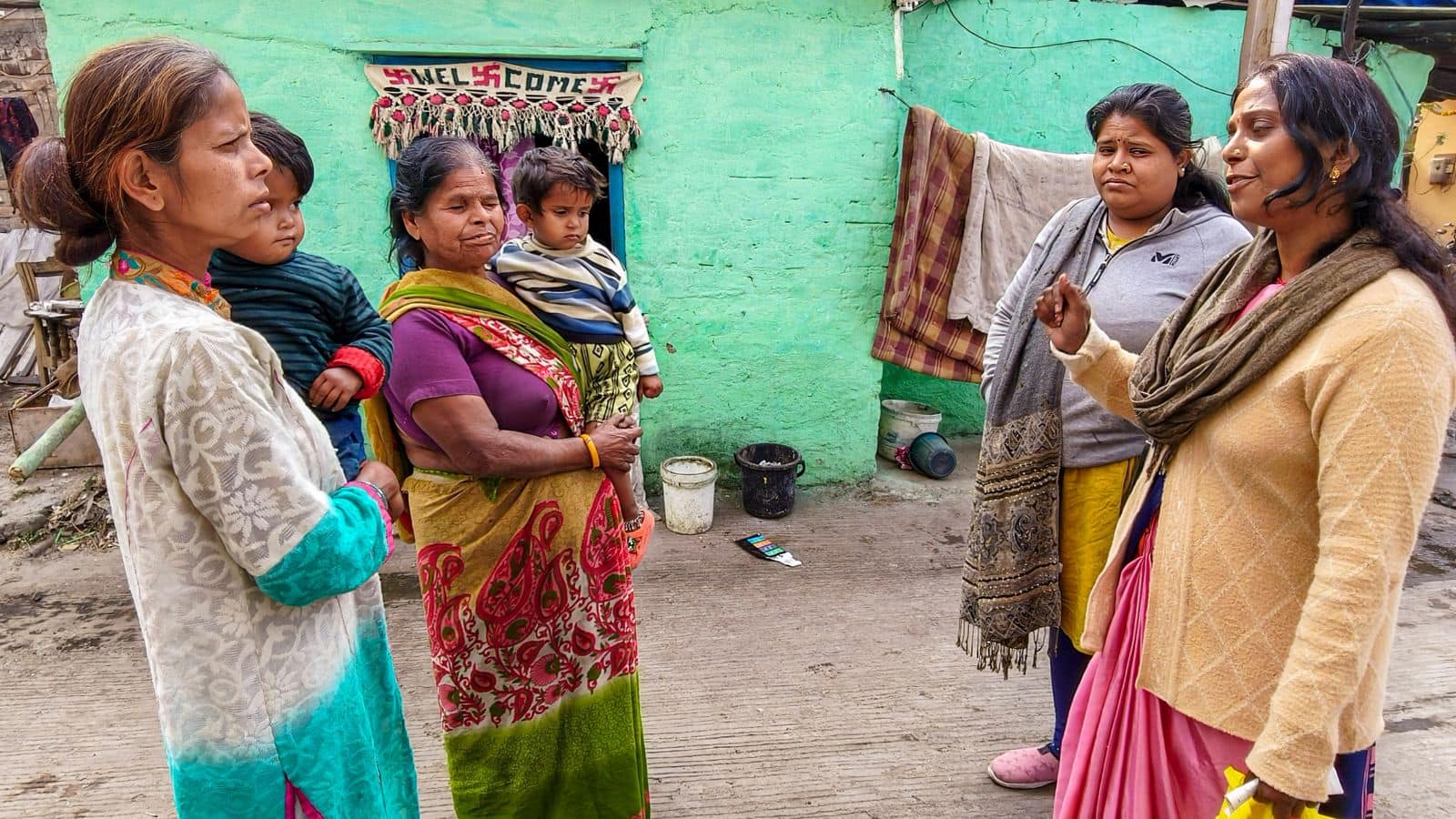 इंदौर के भागीरथपुरा में दूषित नल के पानी के संकट के बीच निवासी नगर निगम कर्मचारियों से चर्चा करते हुए (PHOTO- PTI)