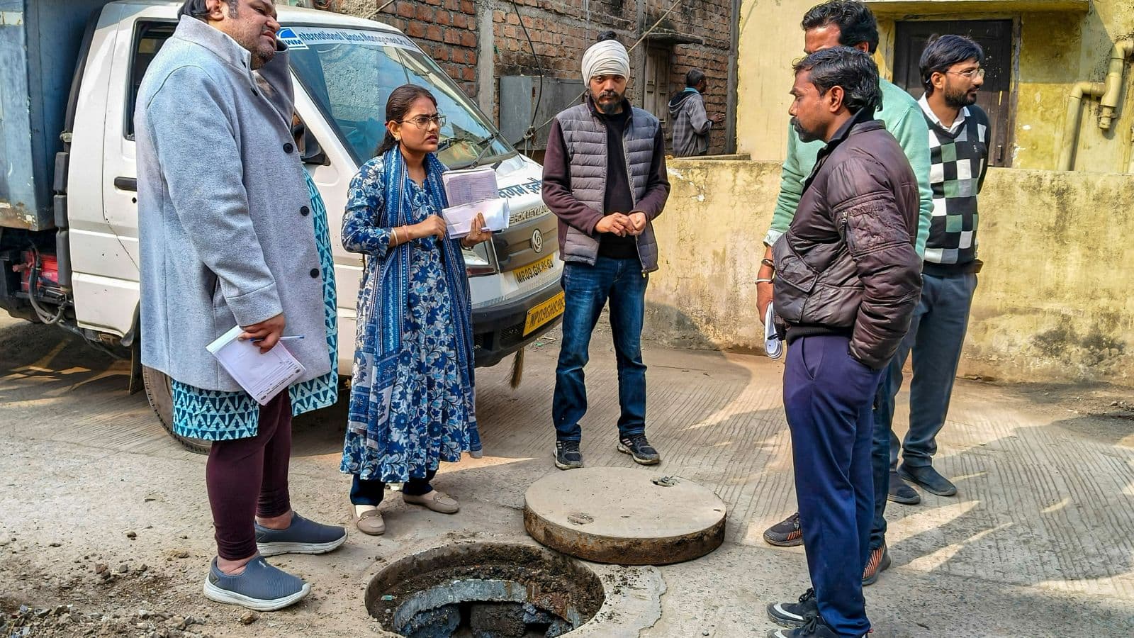 इंदौर के भागीरथपुरा इलाके में दूषित पानी से फैले प्रकोप के बाद अधिकारियों ने नालियों और पाइपलाइनों का निरीक्षण किया। (PHOTO- PTI)