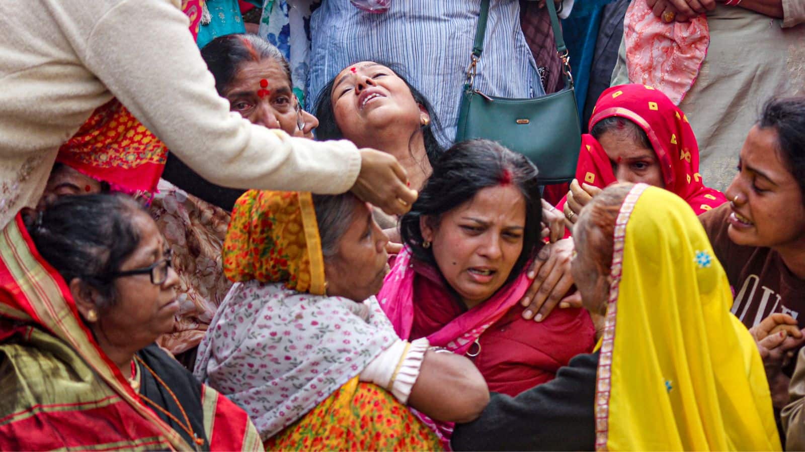 इंदौर के भागीरथपुरा इलाके में दूषित पानी पीने से जान गंवाने वाले पीड़ित के परिवार वालों का रो-रोकर बुरा हाल (PHOTO- PTI)
