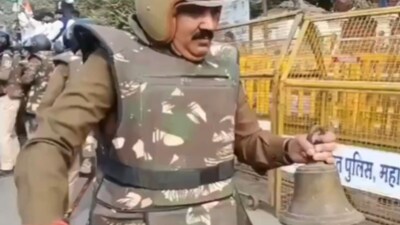 सोशल मीडिया पर लोग चुटकी लेते हुए कह रहे हैं कि इंदौर पुलिस समस्याओं को सुलझाने से ज्यादा तेजी से 'घंटा' गिरफ्तार करने में माहिर है
