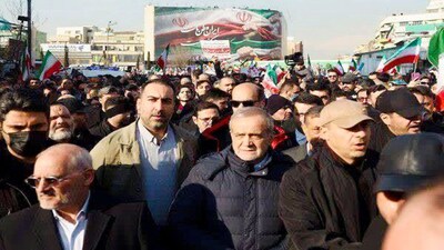Iran protests: पुलिस ने दावा किया कि कुछ प्रदर्शनकारियों ने शहर की प्रशासनिक इमारतों पर पत्थर फेंके
