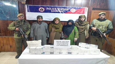 J&K Crackdown: आरोपियों के पास से एक चीनी पिस्तौल, एक मैगजीन, चार गोलियां और दो हैंड ग्रेनेड बरामद हुए हैं
