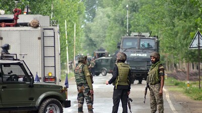 Kashmir Accident: जम्मू-कश्मीर के डोडा जिले में सेना का वाहन खाई में गिरने से 10 जवानों की मौत और 7 अन्य घायल हो गए हैं
