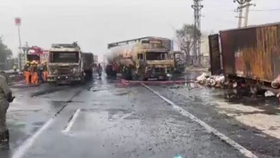 दिल्ली-जयपुर हाईवे पर भीषण हादसा, केमिकल से भरे टैंकर और ट्रेलर की भिड़ंत के बाद लगी भीषण आग, कोई जनहानि नहीं