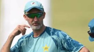 PCB के साथ कुछ मतभेदों के बाद गिलेस्पी ने अपने दो साल के कॉन्ट्रैक्ट से पहले ही इस्तीफा दे दिया था।