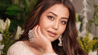 Neha Kakkar: नेहा ने अपने पोस्ट में लिखा, “अब समय है सभी जिम्मेदारियों, रिश्तों और काम से ब्रेक लेने का