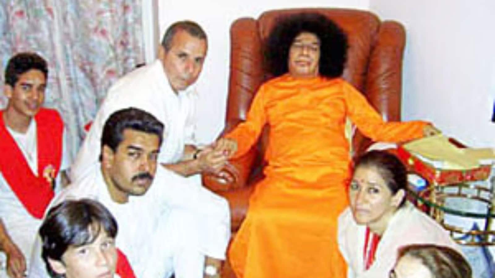 निकोलस मादुरो सत्य साईं का चरणों में बैठे हुए