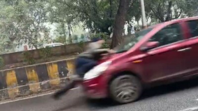 वाहन चेकिंग के दौरान कार चालक ने ट्रैफिक पुलिस को मारी टक्कर