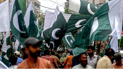 DG ISPR ने बकायदा स्क्रीनशॉट और टीवी क्लिप्स दिखाकर आरोप लगाया कि भारत से पाकिस्तान विरोधी प्रोपेगेंडा चलाया जा रहा है