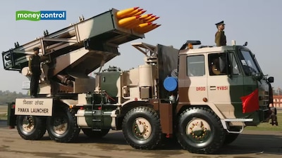 पिनाका MLRS एक 8x8 हाई-मोबिलिटी व्हीकल पर आधारित है, जो लेटेस्ट एमिशन नॉर्म्स को पूरा करता है।