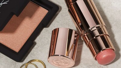 Powder Blush VS Cream Blush: पाउडर ब्लश बेस्ट है, क्योंकि यह अतिरिक्त ऑयल कंट्रोल करता है और स्किन फ्रेश दिखती है।