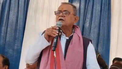Sanatan Pandey: बलिया से सपा सांसद सनातन पांडे ने कहा कि जो अधिकारी काम नही करेगा वह जूता खाएगा