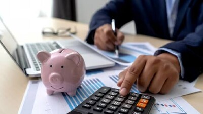 CA का सुझाव: मध्यम वर्ग सिर्फ सेविंग्स अकाउंट में न रखे सारी बचत, करें निवेश