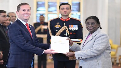 Sergio Gor-President Murmu: मुर्मू ने राष्ट्रपति भवन में आयोजित एक समारोह में गोर से उनका परिचय पत्र स्वीकार किया
