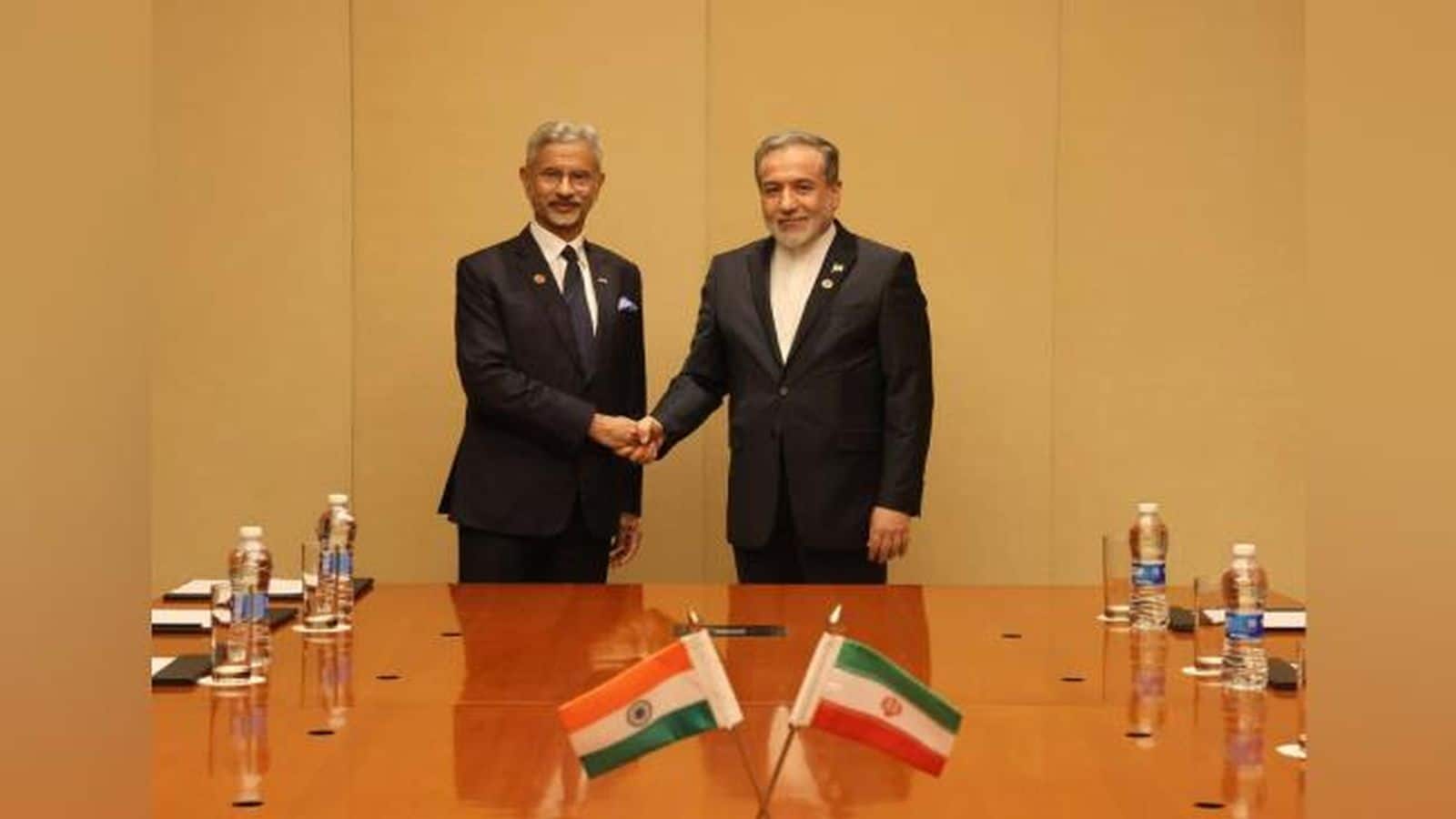 Iran-US Tensions: अमेरिकी हमले की आशंका से तेहरान में दहशत! ईरान के विदेश मंत्री ने एस. जयशंकर को लगाया फोन, क्या हुई बात? Iran-US Tensions: अमेरिकी हमले की आशंका से तेहरान में दहशत! ईरान के विदेश मंत्री ने एस. जयशंकर को लगाया फोन, क्या हुई बात?