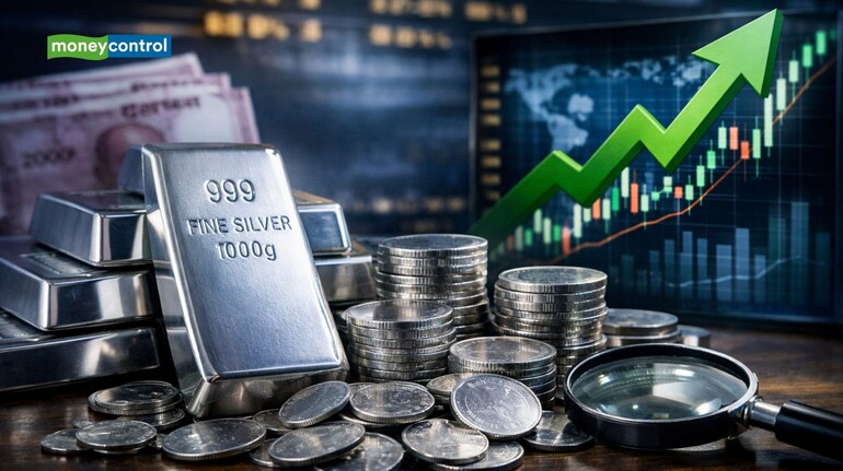 Silver Price: चांदी ने रचा इतिहास, पहली बार ₹3 लाख के पार; अब खरीदें, बेचें या होल्ड करें? - silver price hits historic high crosses rs 3 lakh per kg on mcx