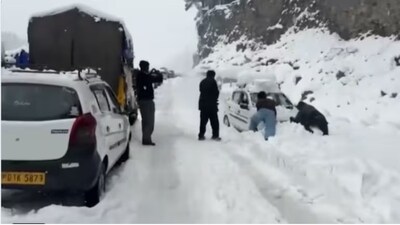 हालात इतने खराब हैं कि नेशनल हाईवे पर 8 से 10 किलोमीटर तक वाहनों की लंबी कतारें लगी है और लोग पिछले 24 घंटों से अपनी कारों में कैद हैं
