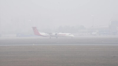 लेह में भारी बर्फबारी से इंडिगो और स्पाइसजेट की उड़ानें ठप, दिल्ली में कोहरे के कारण फ्लाइट्स में देरी