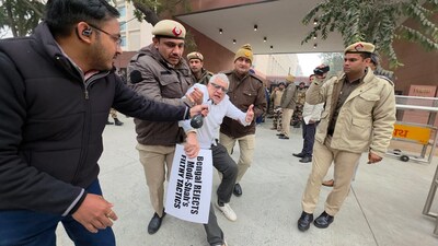 TMC) नेताओं ने दावा किया कि उन्हें जबरन उस स्थान से हटा दिया गया जहां वे प्रदर्शन कर रहे थे