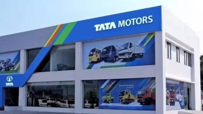 दिसंबर 2025 तिमाही में Tata Motors PV की Jaguar Land Rover का होलसेल वॉल्यूम सालाना आधार पर 43.3% और रिटेल वॉल्यूम 25.1% फिसल गया। 