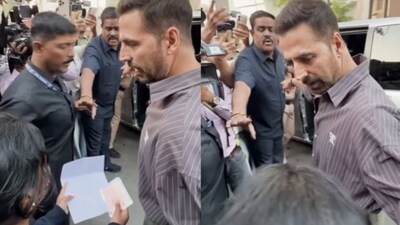 वोट डालने पहुंचे अक्षय कुमार के पैर छूकर बच्ची ने मांगी मदद