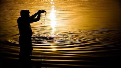 अमावस्या के दिन सूर्यदेव की पूजा बहुत फलदायी मानी जाती है।