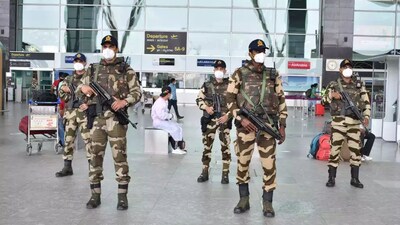 Bengaluru Airport: बेंगलुरु एयरपोर्ट के एक स्टाफ पर चेकिंग के बहाने दक्षिण कोरियाई टूरिस्ट से छेड़छाड़ का आरोप लगा है

