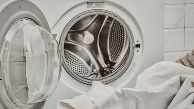 How To Wash Heavy Blankets In Washing Machine: टब या बाल्टी में लिक्विड डिटर्जेंट का घोल बनाकर कंबल को 30 मिनट तक भिगो दें।