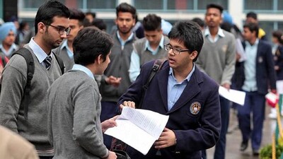 अब परीक्षार्थियों को जूते-मोजे उतारने की आवश्यकता नहीं होगी। 