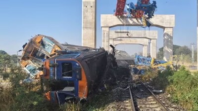क्रेन की टक्कर इतनी जबरदस्त थी कि ट्रेन के कई डिब्बे पटरी से उतर गए