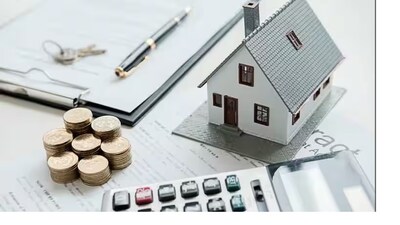 इनकम टैक्स की ओल्ड रीजीम में होम लोन के इंटरेस्ट और प्रिंसिपल पर डिडक्शन क्लेम करने की इजाजत है। 
