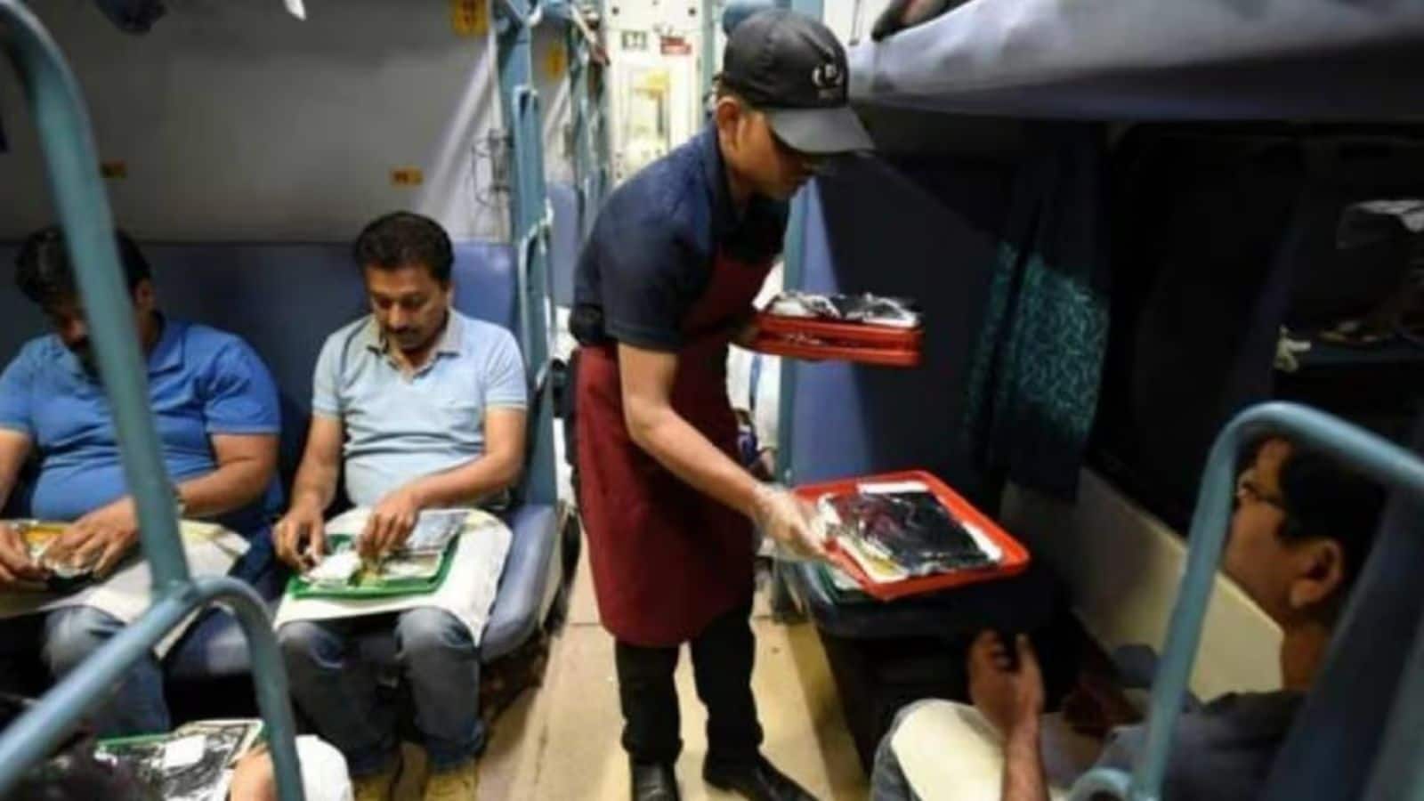 ट्रेन में खाने-पीने की कीमतें अब होंगी पूरी तरह पारदर्शी, QR कोड से मिलेगी तुरंत जानकारी ट्रेन में खाने-पीने की कीमतें अब होंगी पूरी तरह पारदर्शी, QR कोड से मिलेगी तुरंत जानकारी
