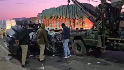 ट्रक में घुसी कार...पूर्व मंत्री की बेटी समेत तीन मौत