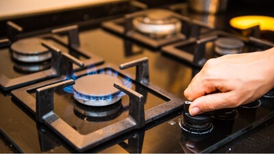 Gas Cylinder Safety: सिलेंडर के पास मोबाइल, हीटर या अंगीठी रखना बेहद खतरनाक हो सकता है।