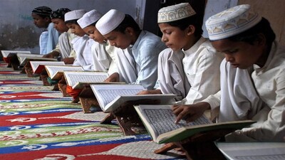 MP News: मध्य प्रदेश में आईपीएस अधिकारी ने मदरसे के छात्रों से कुरान के साथ-साथ गीता पढ़ने का आग्रह किया
