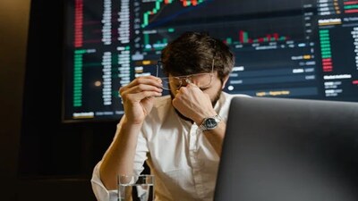 Nifty 50 आज इंट्रा-डे में 26,197.55 तक गया था और आज टूटकर यह 26,113.40 तक आ गया था। वहीं Sensex की बात करें तो आज इंट्रा-डे में 85,451.70 के हाई तक पहुंचा था, जिससे यह 332.88 प्वाइंट्स फिसलकर 85,118.82 तक आ गया था