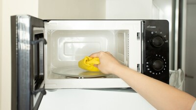 Kitchen Cleaning Hacks: चाय की छलनी में रोज इस्तेमाल से चाय पत्ती और रंग जमा हो जाता है।