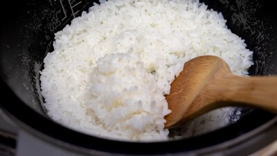 reheat leftover rice without sticking: माइक्रोवेव में चावल गर्म करते समय ऊपर से गीला किया हुआ साफ तौलिया रख दें। 
