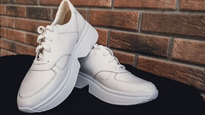 white shoes: वाइटनिंग वाला सफेद टूथपेस्ट ब्रश पर लें और गंदी जगहों पर रगड़ें।