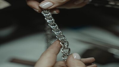 After Gold, Silver Hallmarking: अभी जो सिस्टम हैं, उसमें हॉलमार्क की गई चांदी की चीजों पर हॉलमार्क यूनिक आइडेंटिफिकेशन (HUID) नंबर होता है, जिससे खरीदार BIS डेटाबेस के जरिए शुद्धता और ट्रेसबिलिटी की जांच कर सकते हैं। हालांकि यह चांदी के सभी सामानों पर अनिवार्य नहीं है। (File Photo- Pexels)