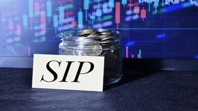 SIP News: दिसंबर महीने में एसआईपी में रिकॉर्ड मासिक निवेश आया, ओवरऑल एसआईपी एयूएम भी बढ़ा और एसआईपी खाते भी बढ़े। साथ ही दिसंबर महीने में नई एसआईपी की संख्या भी नवंबर महीने में 57.13 लाख की तुलना में 60.46 लाख पर पहुंच गई।