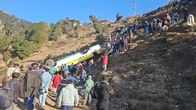 
हिमाचल प्रदेश के सिरमौर जिले में बड़ा बस हादसा हुआ है।