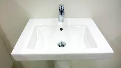 Cleaning tips: 
तैयार घोल को जूने या स्पंज की मदद से वॉशबेसिन, टाइल्स या नलों पर लगाएं। 
