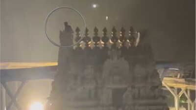 नशे में धुत व्यक्ति तिरुपति के गोविंदराजस्वामी मंदिर पर चढ़ा, नीचे उतरने के लिए मांगी शराब