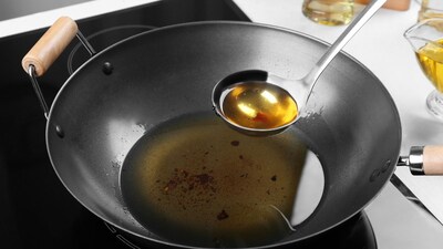 Best Kadhai For Cooking: अगर सुरक्षित और संतुलित विकल्प चाहिए तो स्टील सबसे बेहतर मानी जाती है। 