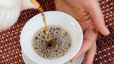 Bubbles on tea coffee: चाय बनाते समय जब उसे केतली से ऊंचाई से गिलास में डाला जाता है