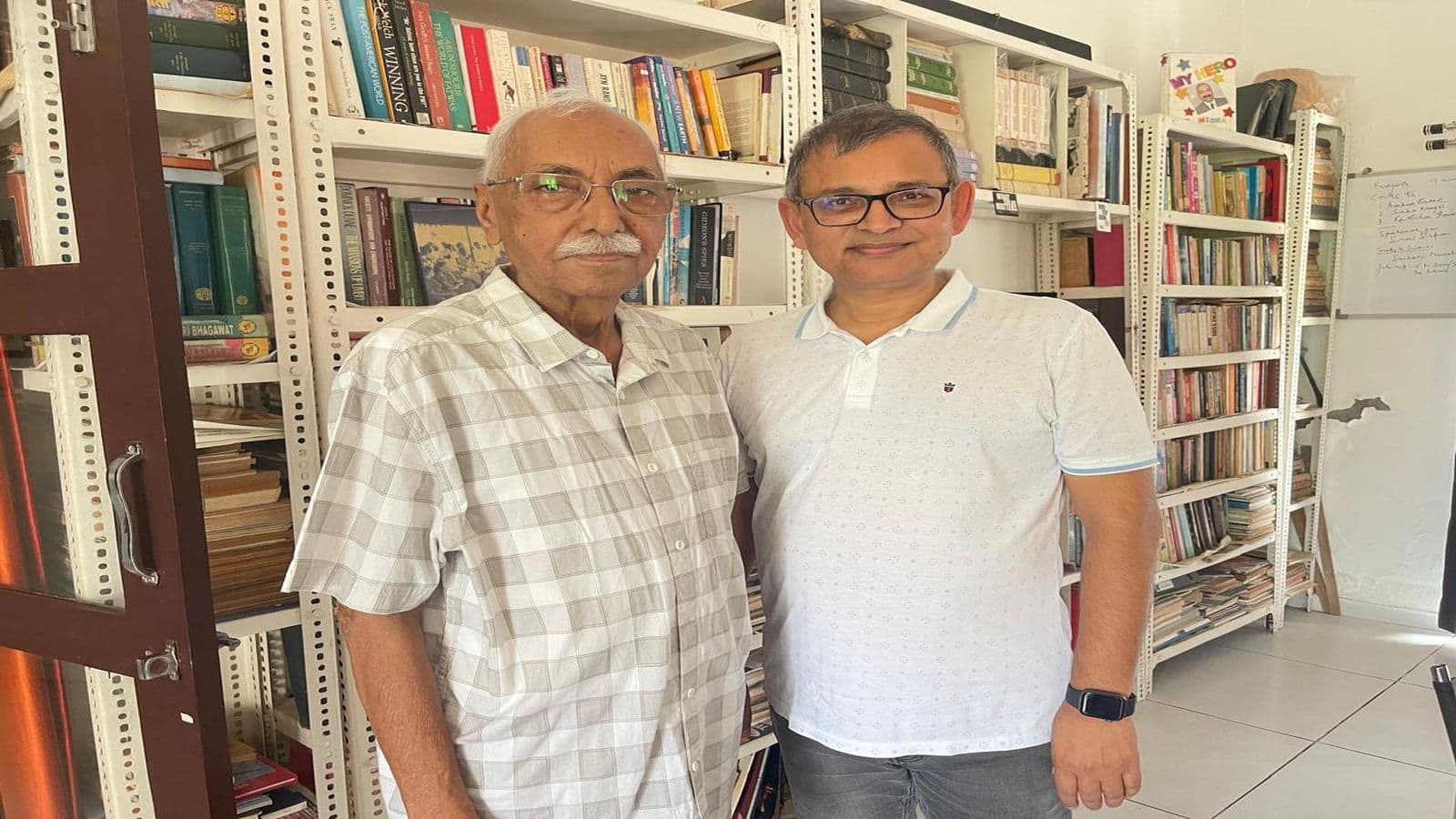 दिवंगत पत्रकार आर के मिश्रा के साथ लेखक