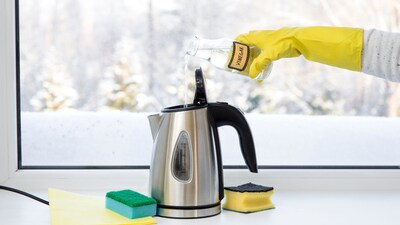 Electric Kettle Cleaning: लाइमस्केल सफेद परत की तरह दिखाई देता है